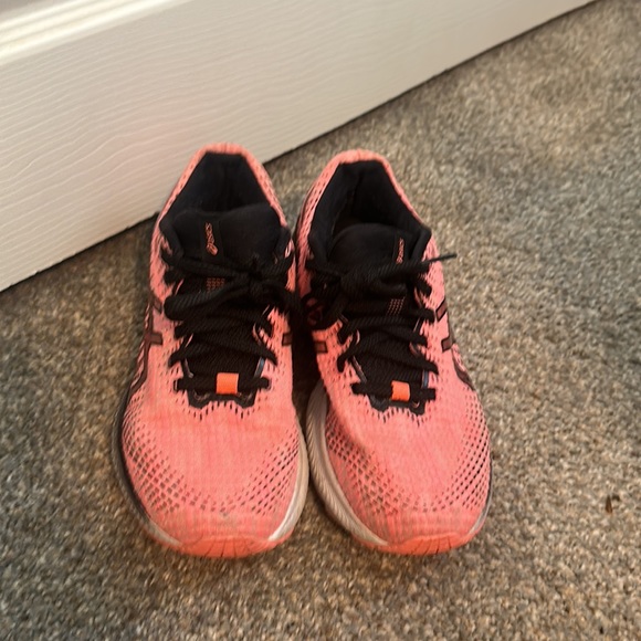 ASICS - Picture 2 of 4